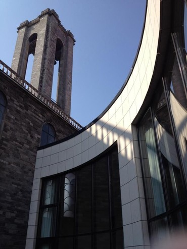 Sankt Lukas Kirke set fra baggården